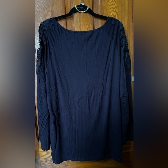 18-20 - BloomChic Cold Shoulder Top - Picture 6 of 6